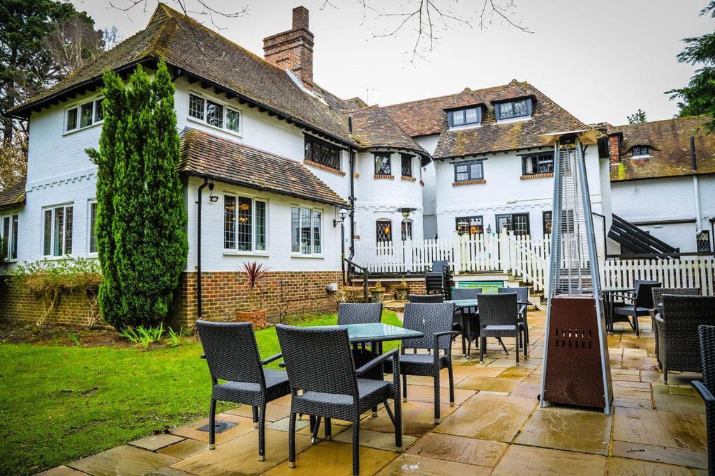 The Roundabout Hotel Pulborough Bagian luar foto