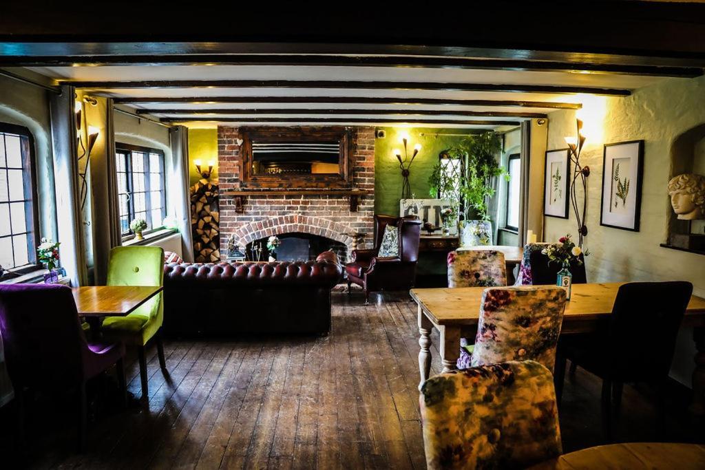 The Roundabout Hotel Pulborough Bagian luar foto