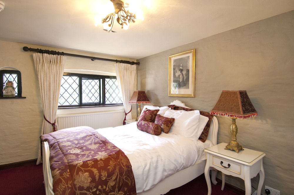 The Roundabout Hotel Pulborough Bagian luar foto