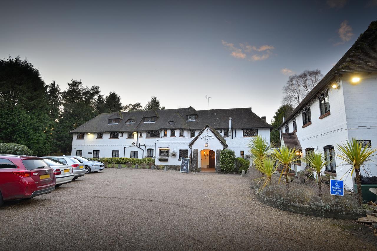 The Roundabout Hotel Pulborough Bagian luar foto