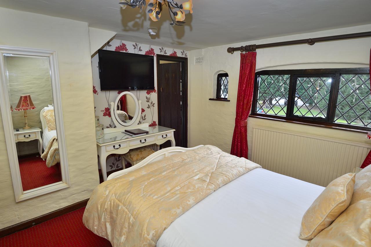 The Roundabout Hotel Pulborough Bagian luar foto