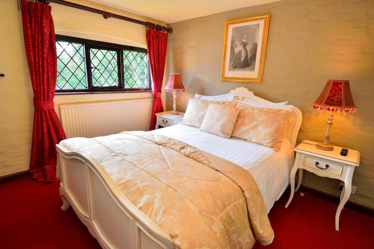 The Roundabout Hotel Pulborough Bagian luar foto